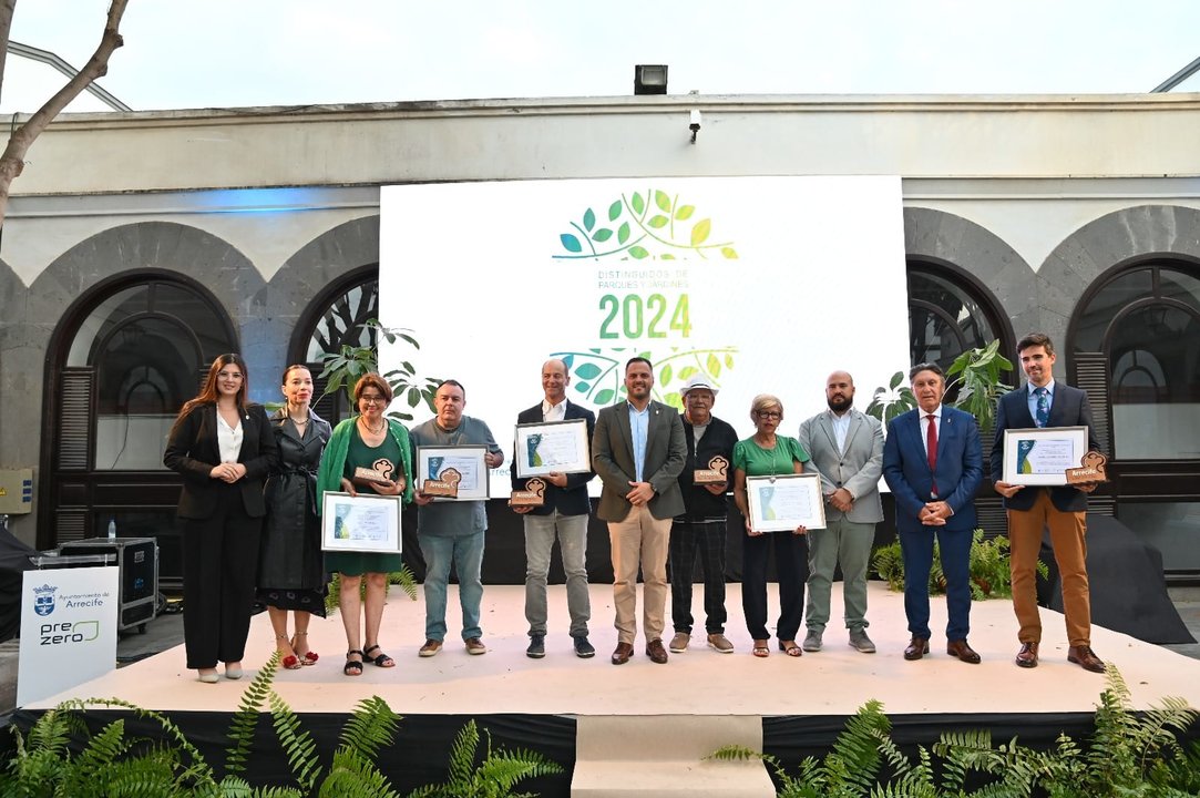 Galardonas por su civismo en la ciudad de Arrecife, junto al alcalde. y los concejales de Parques y Medio Ambiente, ayer en La Recova.