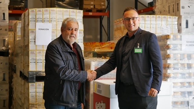 Representante de Mercadona hace entrega de los productos al Banco de Alimentos de Las Palmas.