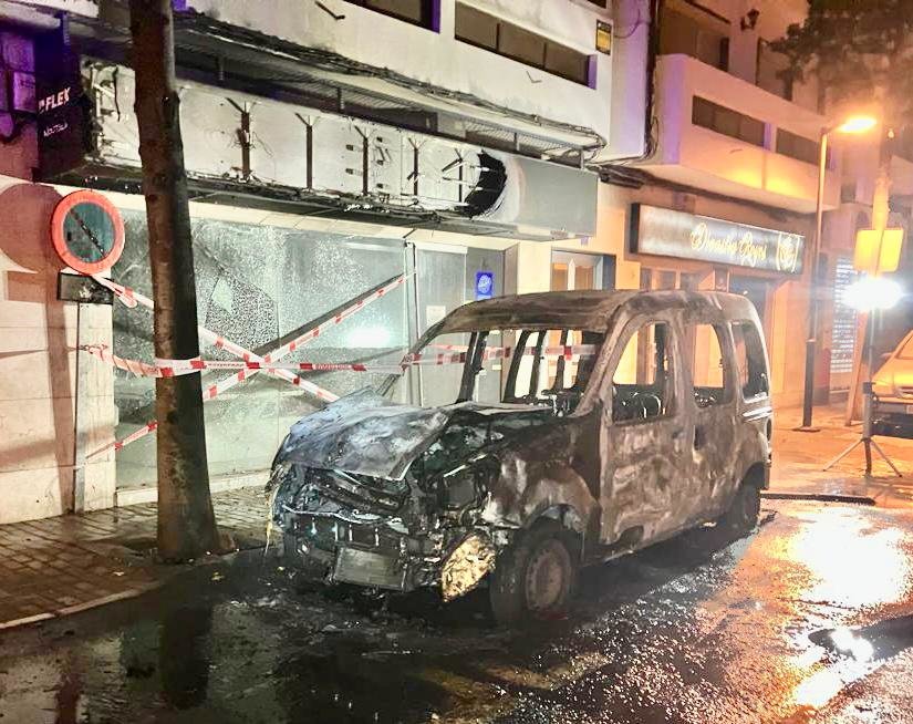 Coche quemado en Arrecife