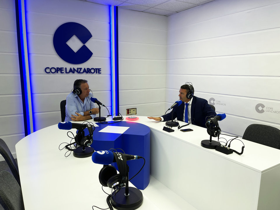 Oswaldo Betancort junto a Jaime Puig en los estudios de COPE Lanzarote
