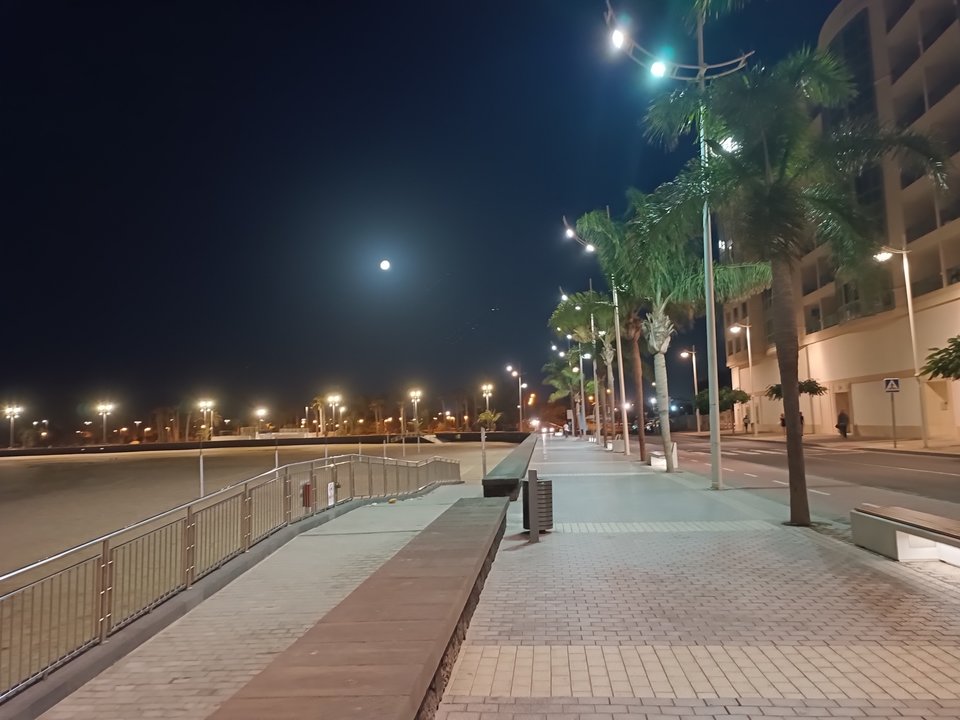 La acera de la playa El Reducto forma parte de la llamada Avenida del Colesterol, por donde muchas personas caminan o corren para mantenerse bien físicamente, sobre todo de madrugada y al atardecer.