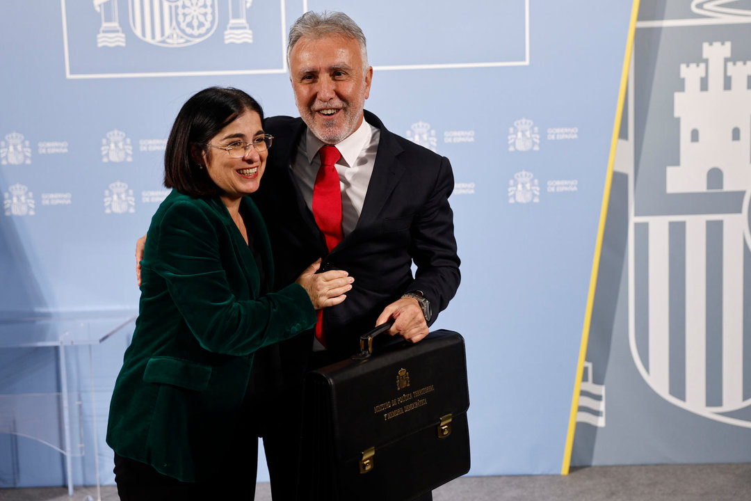 El nuevo ministro de Política Territorial y Memoria Democrática, Ángel Víctor Torres es felicitado por Carolina Darias tras recibir la cartera de Política Territorial y Memoria Democrática. EFE