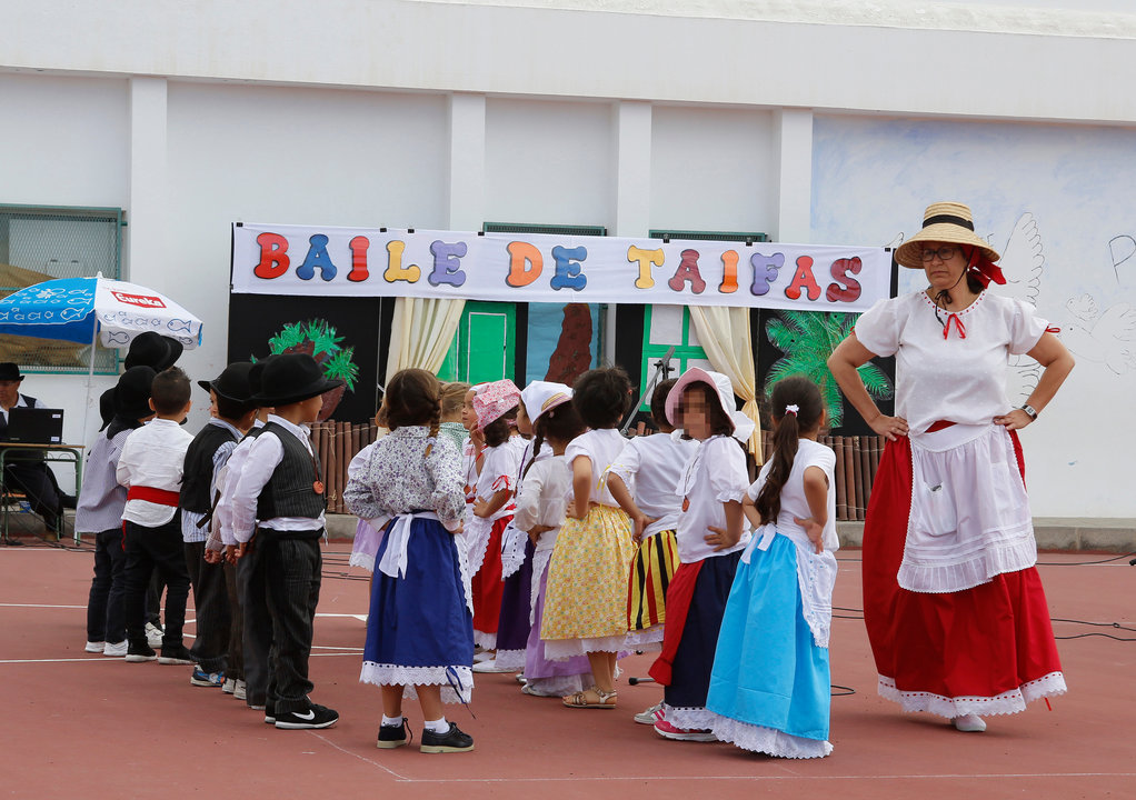 Profe y niños y niñas por el Día de Canarias. Foto JL Carrasco.