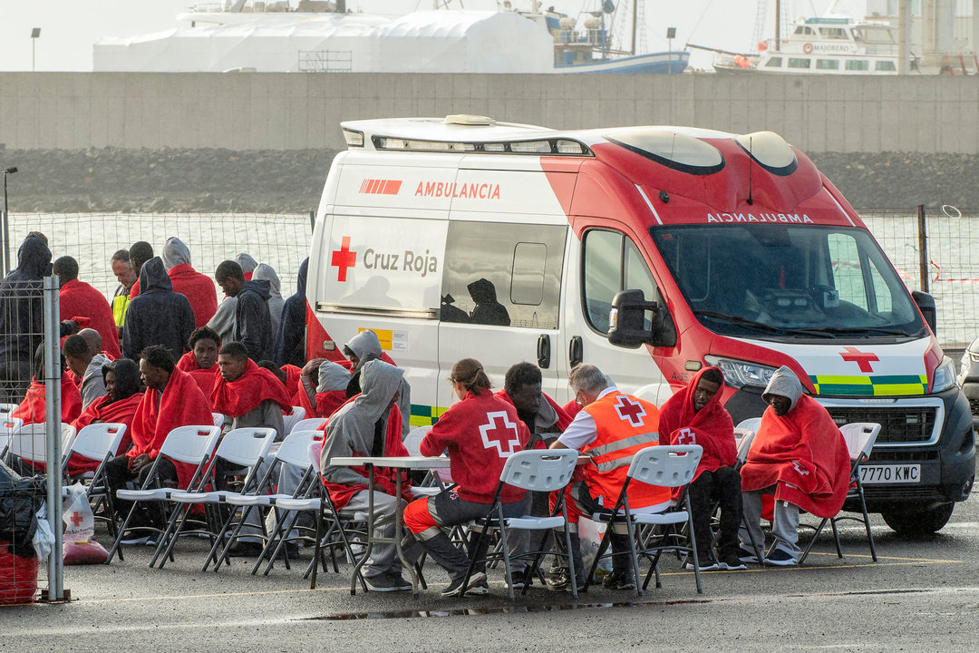 Cruz Roja junto a personas migrantes rescatadas. Imagen de archivo.
