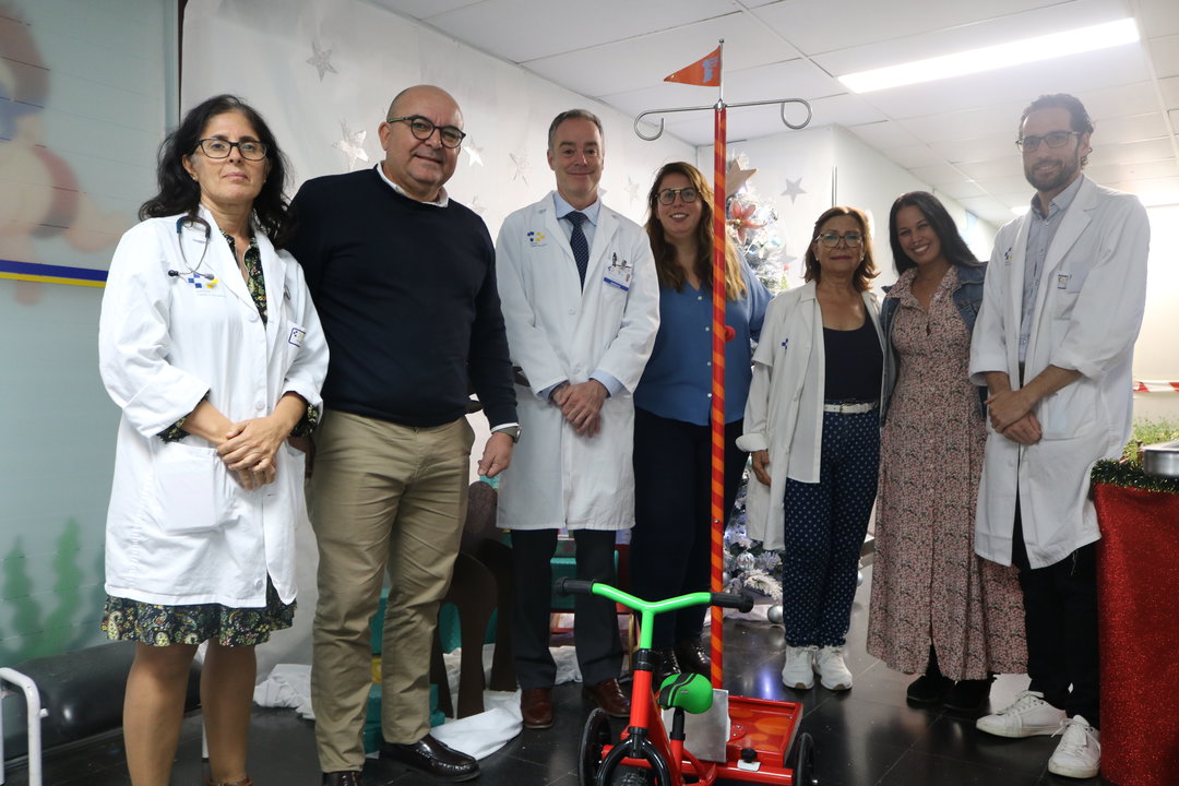 Entrega del triciclo portasueros donado al Hospital Molina Orosa.