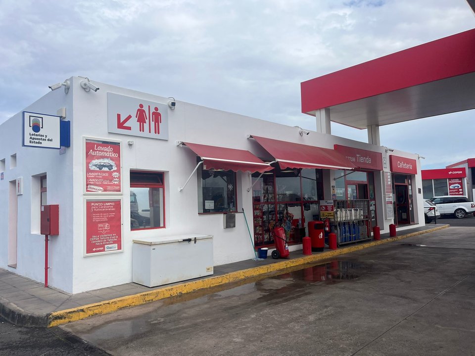 Gasolinera, estación de servicio de CEPSA en Tahíche Bajo.