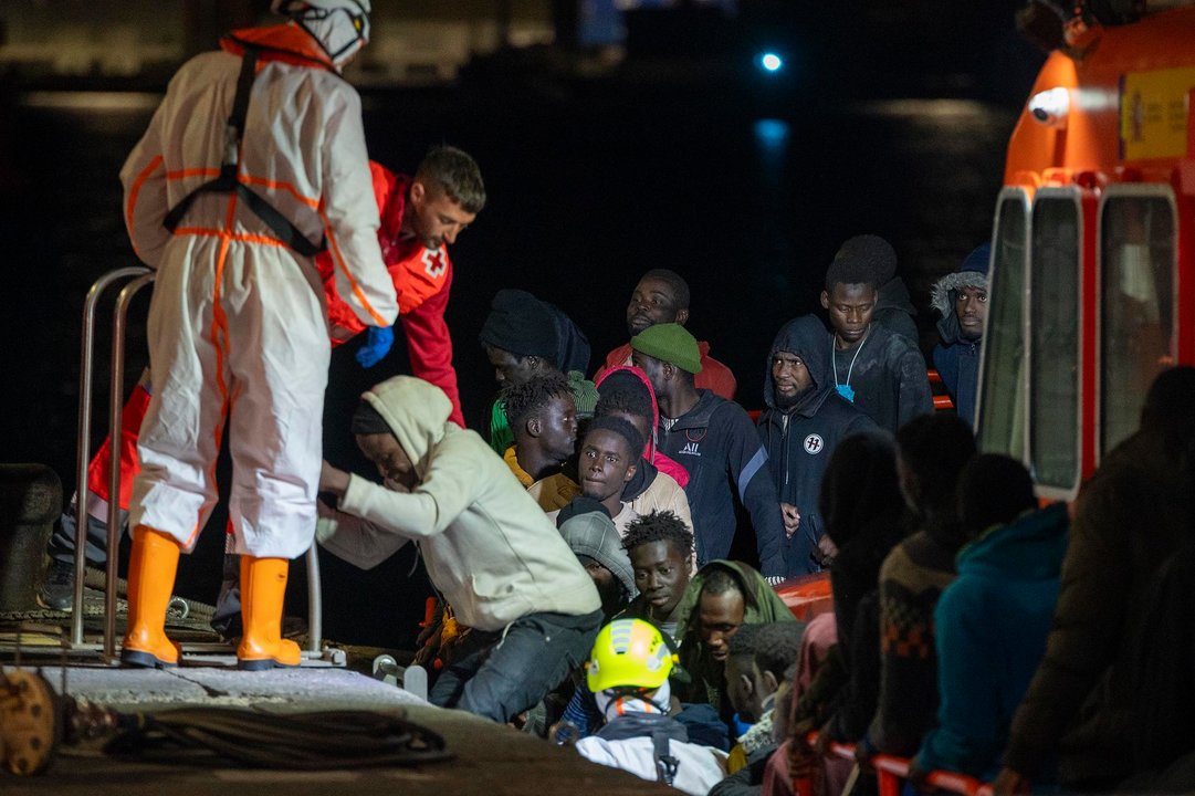 Patera desembarcando en el muelle de Naos. Imagen: EFE.