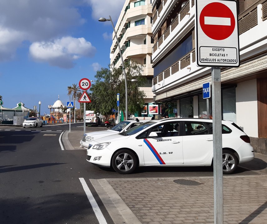 Taxis estacionados en la parada junto a  la zona junto al Puente de las Bolas, en Arrecife.