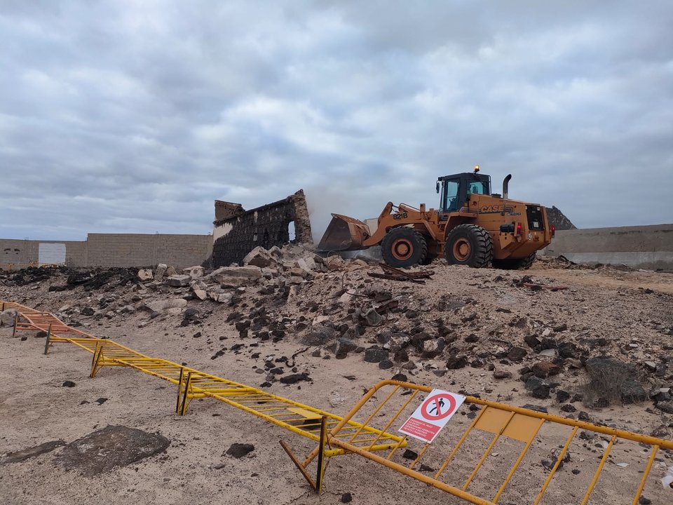 Trabajos de retirada del muro en el Islote del Francés, realizado por personal y maquinaria de la Concejalía de Obras Públicas del Ayuntamiento de Arrecife.