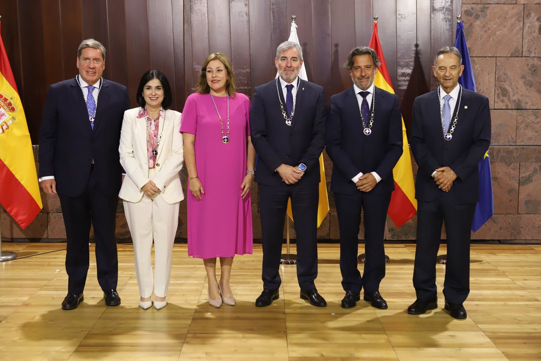 Astrid Pérez, Antonio Castro, Gabriel Mato, Carolina Darias y Gustavo Matos reciben el Collar de la Orden Islas Canarias.