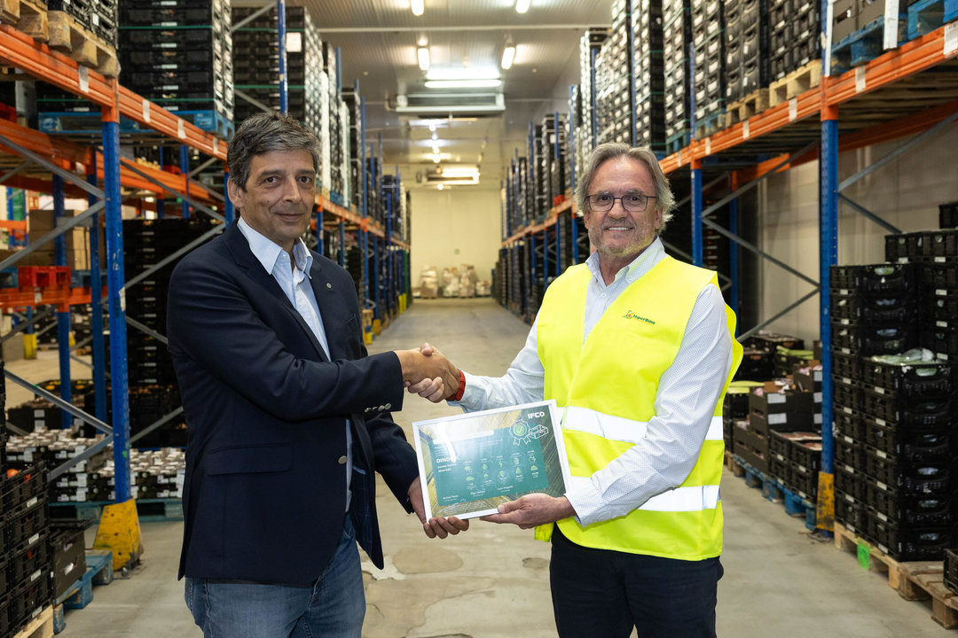 José Manuel Poblador, director de Logística de HiperDino, y Alonso Fernández, delegado comercial de IFCO SYSTEMS.