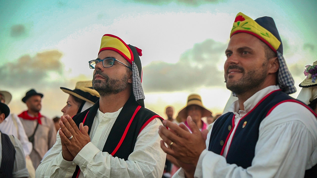 El alcalde y el teniente de alcalde animan a participar en el Día de Canarias.