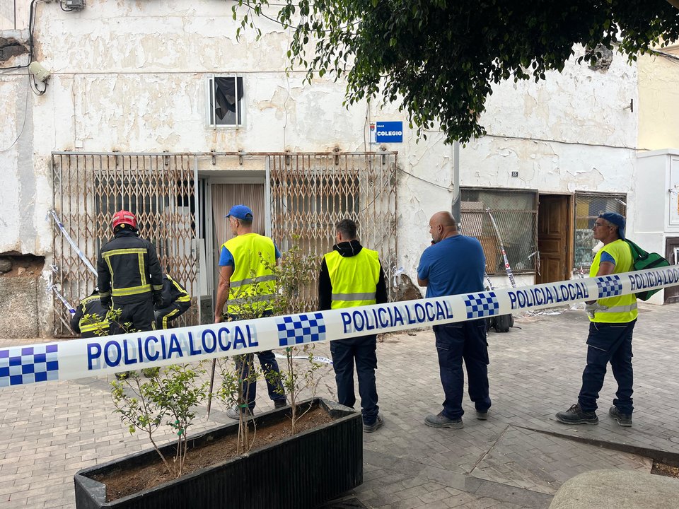 Arrecife tapia las viviendas en la calle Cienfuegos, tras ser desocupadas con el incendio.