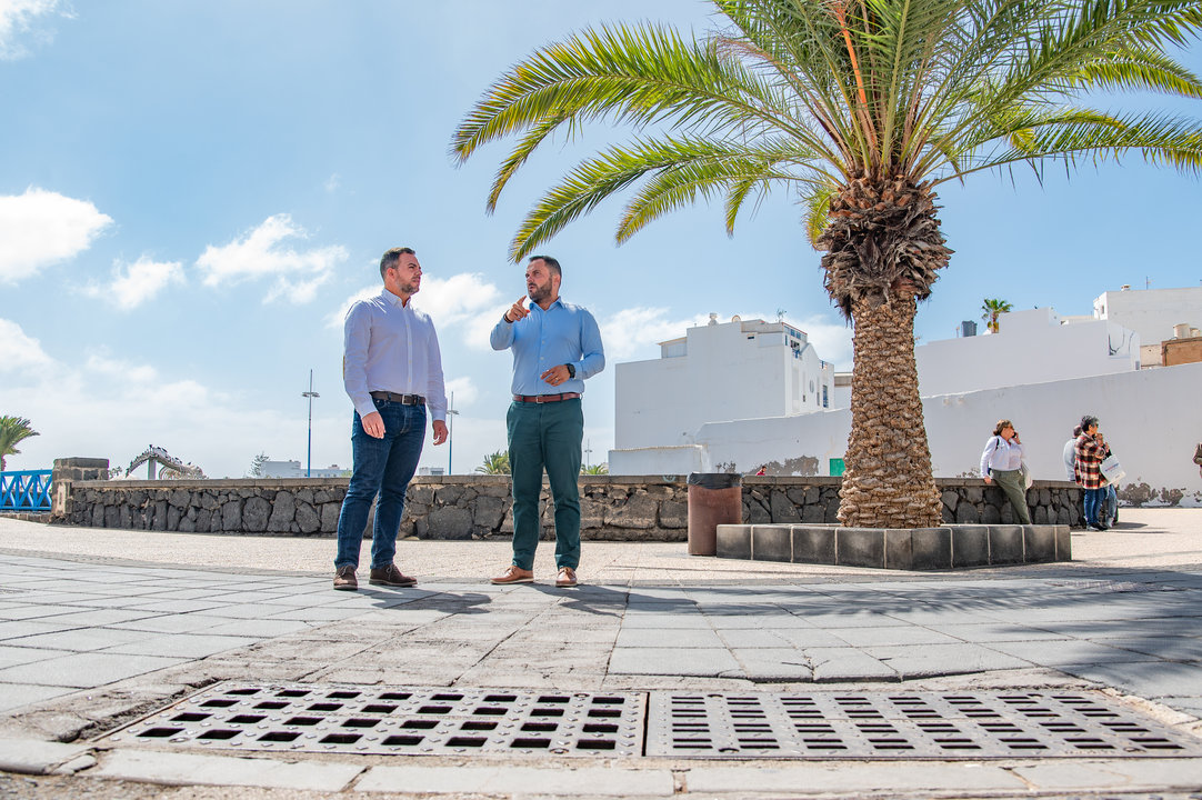 El vicepresidente junto al alcalde en el Charco de San Ginés.