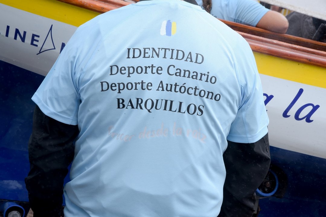 Un miembro de la Federación Canaria de Barquillos Vela Latina durante la ceremonia inaugural de la Semana Canaria de Deportes Autóctonos.