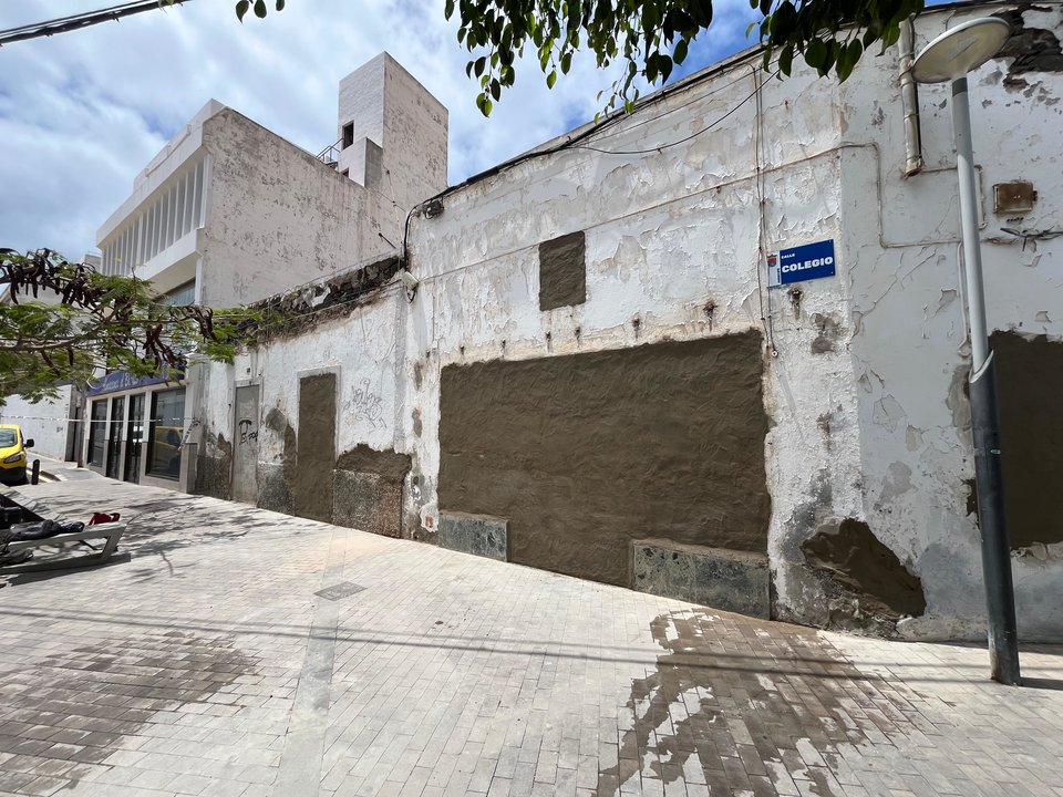 Arrecife finaliza el tapiado de  viviendas en la calle Cienfuegos, tras ser desocupadas con el incendio.