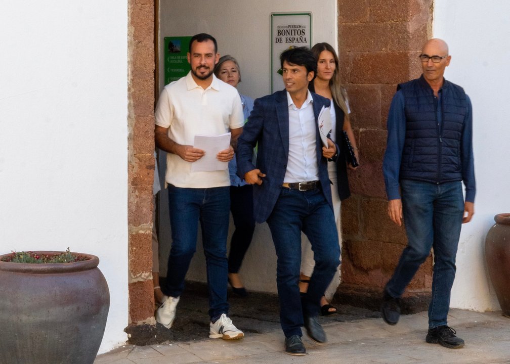 Marcos Bergaz junto con concejales PSOE Teguise.