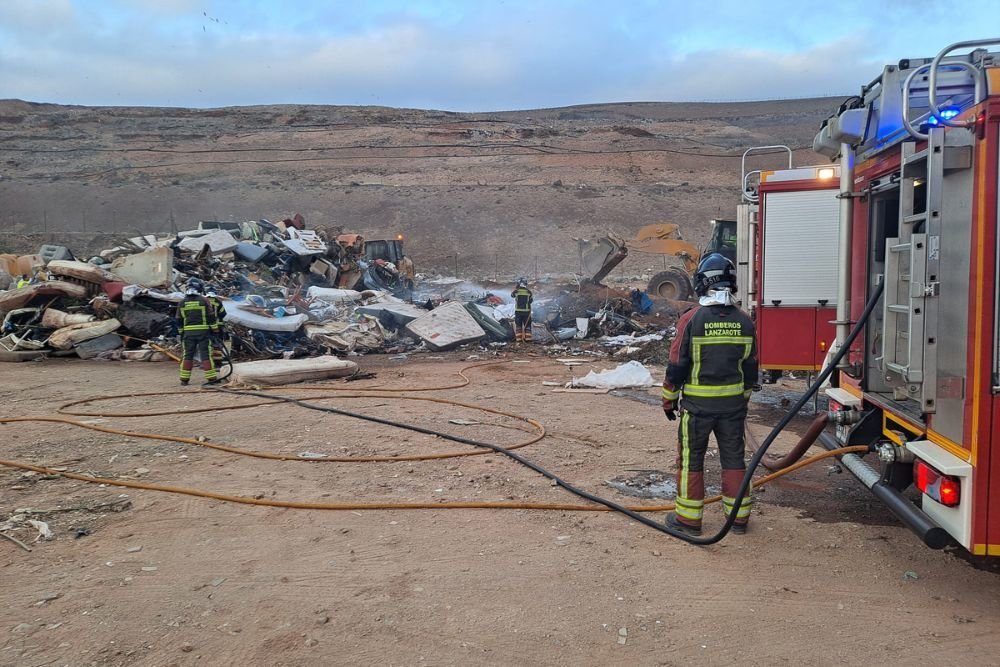 Los bomberos en el vertedero