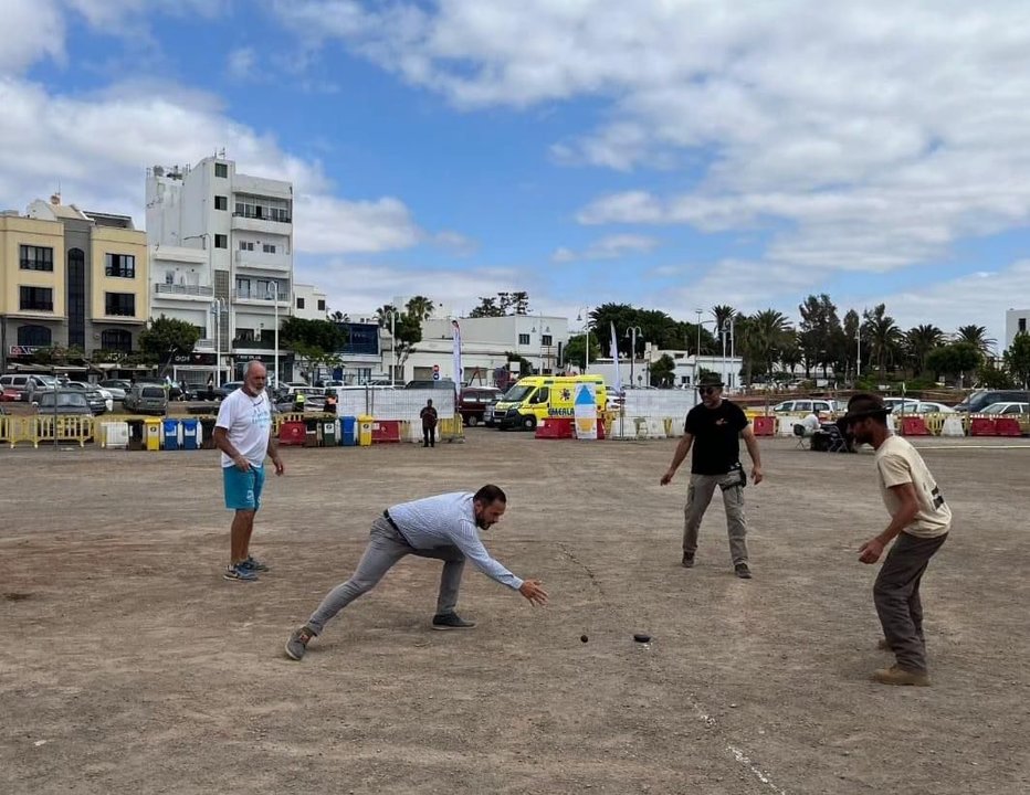 Yonathan de León jugando a la petanca.