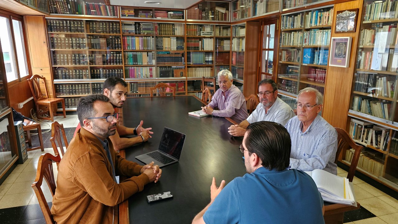 El teniente de alcalde de Arrecife, Echedey Eugenio y el concejala de Juventud y Mayores, Rosmen Quevedo, con la nueva directiva de la Sociedad Democracia.