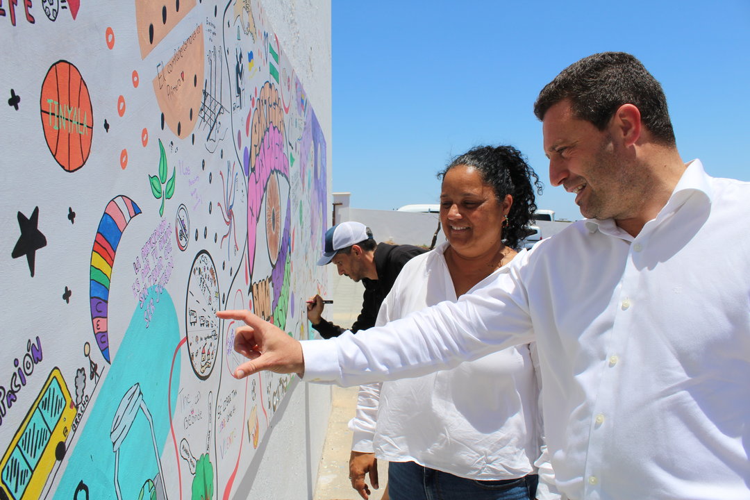 El alcalde de Yaiza y la concejala de Participación Ciudadana en una jornada en el IES Yaiza.