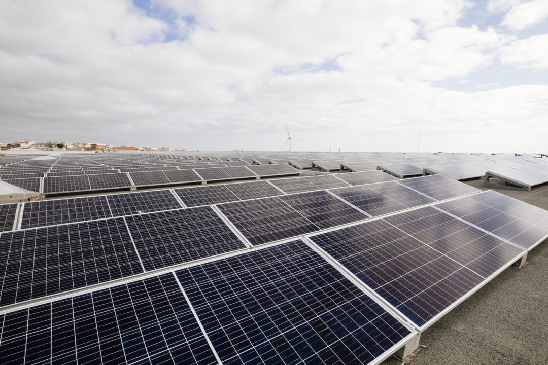 Instalación fotovoltaica localizada en el centro logístico de HiperDino en Telde (Gran Canaria).