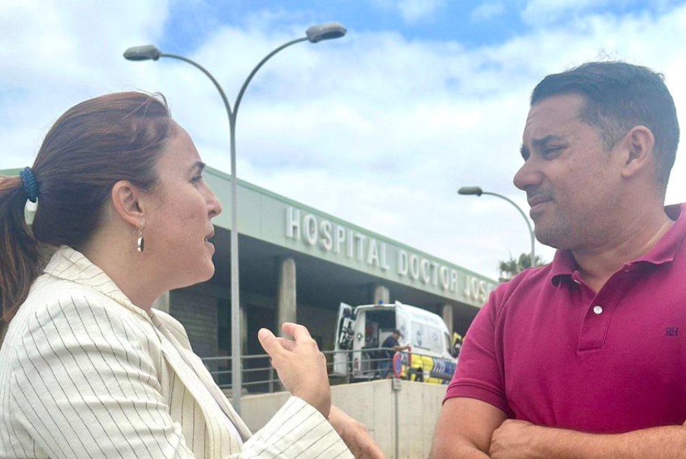 Lorena López habla con Yoné Caraballo sobre el hospital.