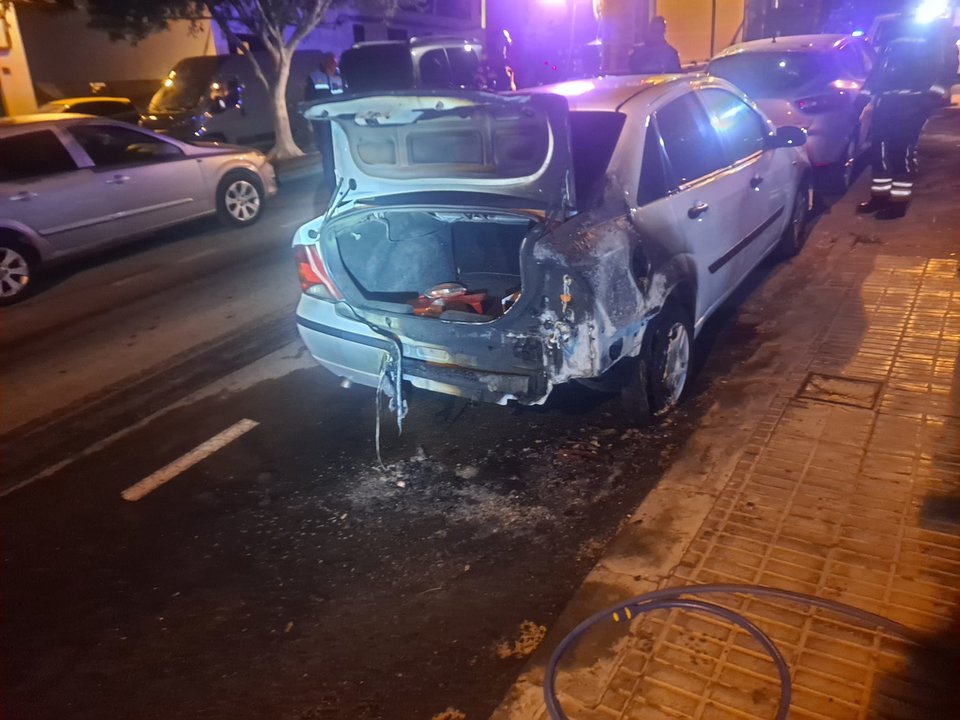 Incendio de vehículo en Arrecife.