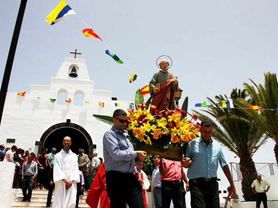 Procesión con la imagen de San Pedro en Mácher. Imagen de archivo.