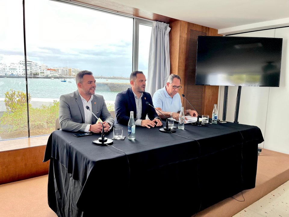 Reunión de Arrecife con el sector náutico para exponer los planes del Ayuntamiento para el Islote de la Fermina . El alcalde, el vicepresidente del Cabildo, y el consejero de Deportes.