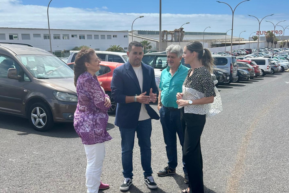 Miembros de NC en el parking del Hospital.