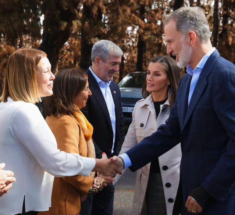 Astrid Perez saluda a Felipe VI durante su visita a la zona afectada por el incendio de Tenerife en 2023.