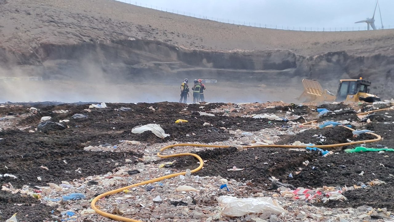 Los bomberos en el vertedero