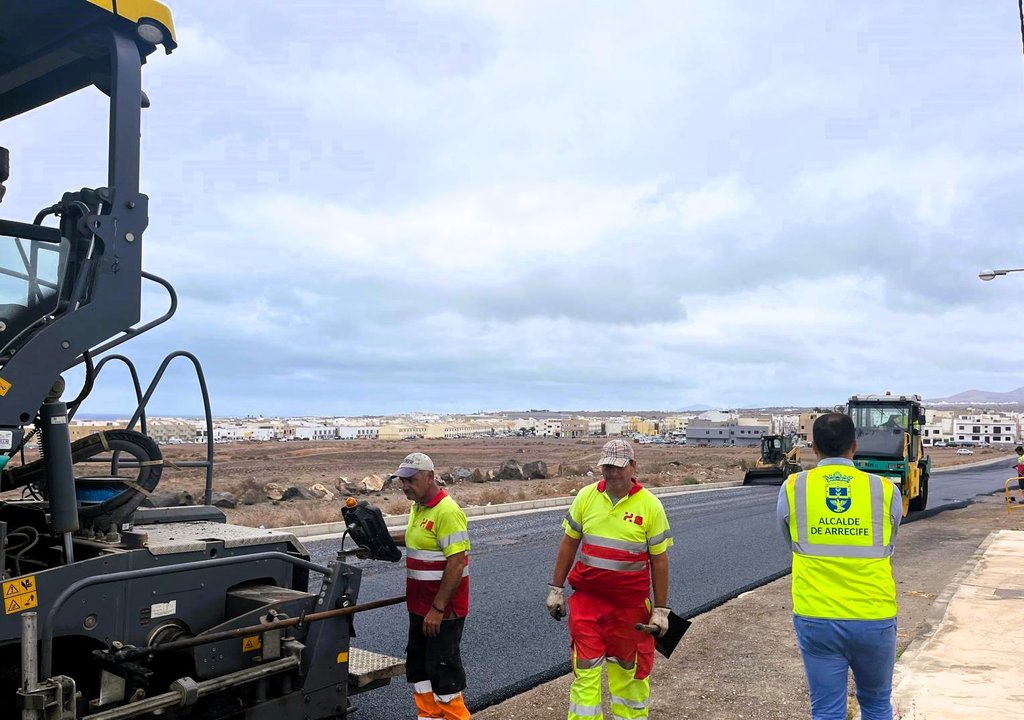 Yonathan de León visitando hoy los trabajos de reasfaltado de la carretera que une Argana Alta y Maneje.