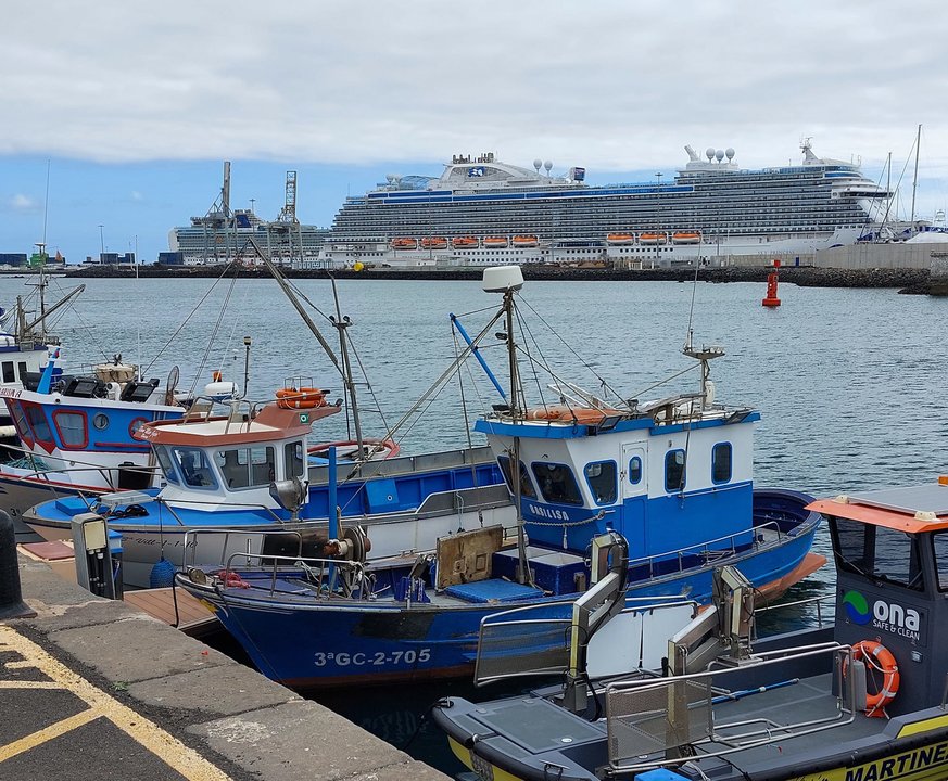 Zona del muelle de Naos en Arrecife, y al fondo el puerto de Cruceros.