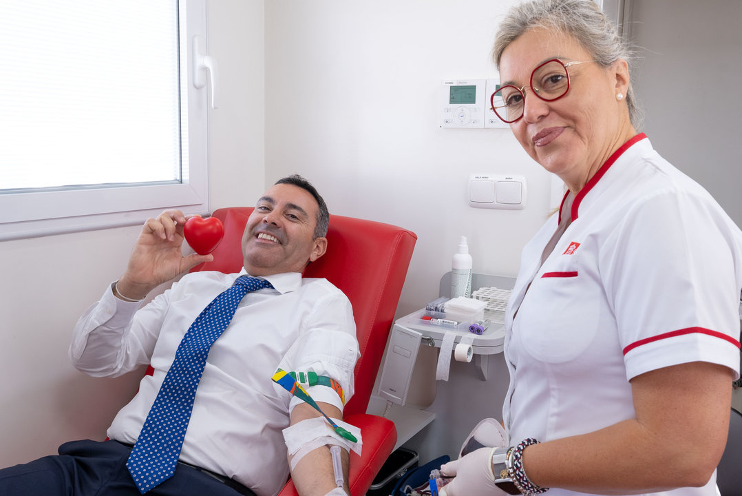 Oswaldo Betancort donando sangre.