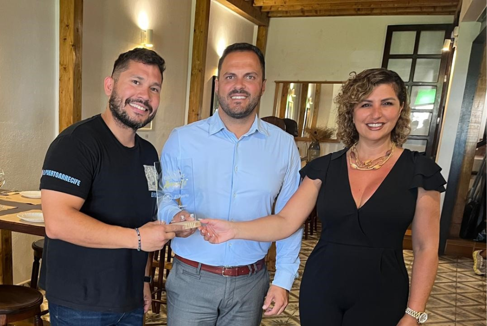 El alcalde de Arrecife y la concejala de Turismo entregan al Restaurante El Puerto el premio como ganador del Paseo entre enyesques Ciudad de Arrecife.