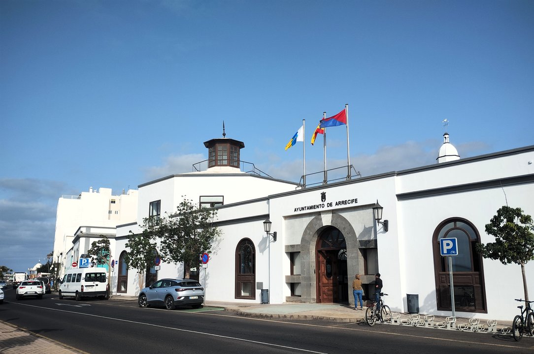 Exterior del edificio central del Ayuntamiento de Arrecife.