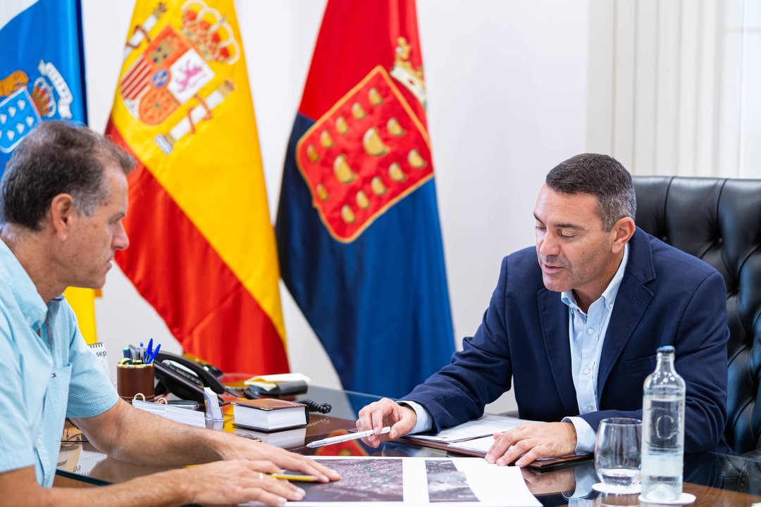 Oswaldo Betancort junto al consejero de Aguas.