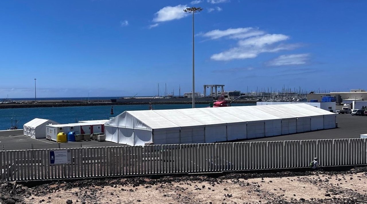 Carpas para la primera acogida de los menores migrantes, en Puerto Naos.