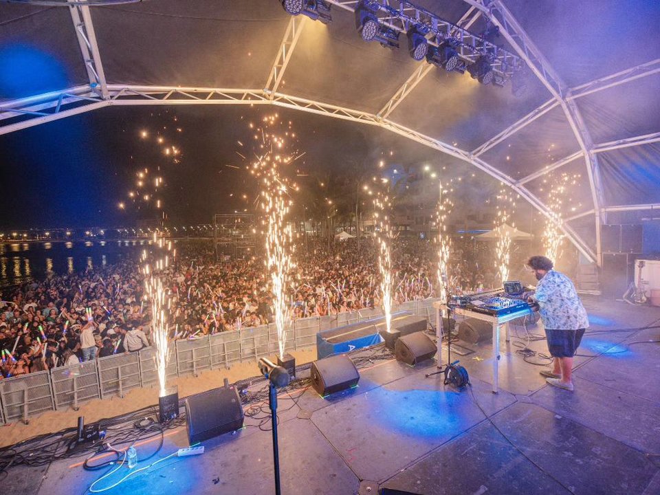 La playa de El Reducto abarrotada de público en la celebración del Arrecife Summer Fest. Actuación de Carlos Jean.