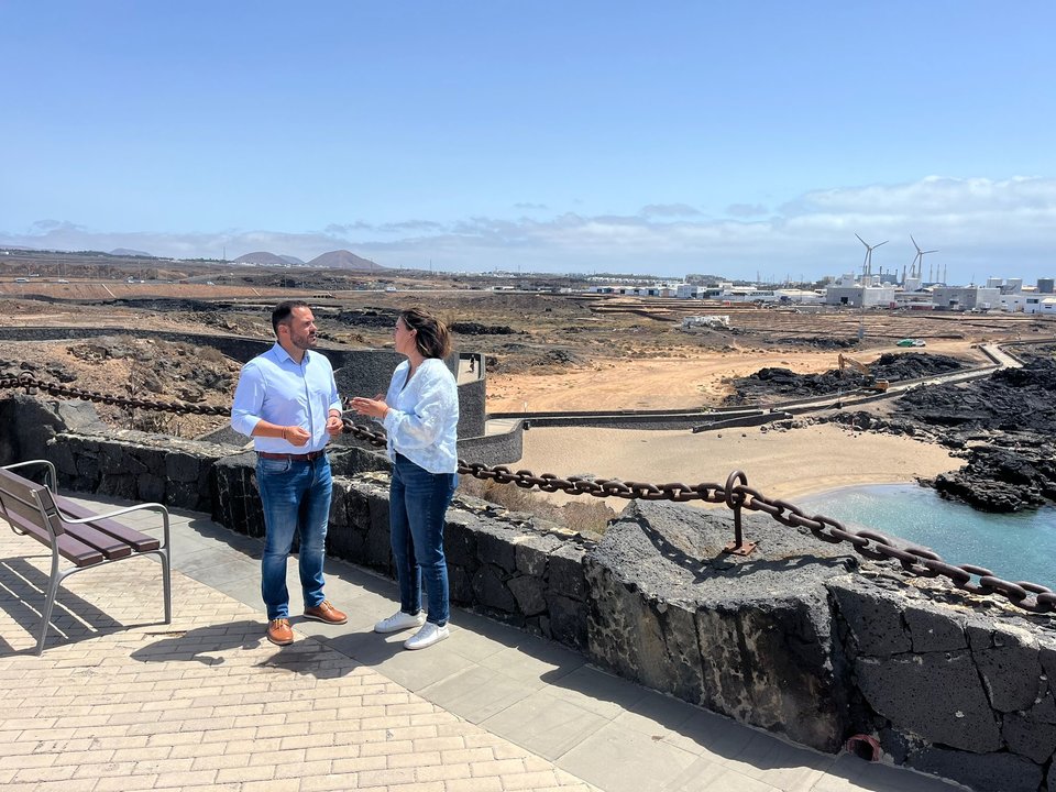 El alcalde Yonathan de León y la concejala de Playa, Davinia Déniz, en la playa de La Arena.