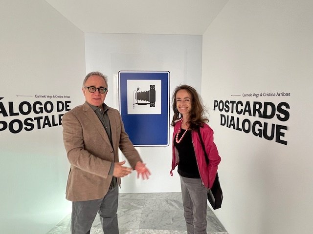 Carmelo Vega y Cristina Arribas en la entrada a la exposición.