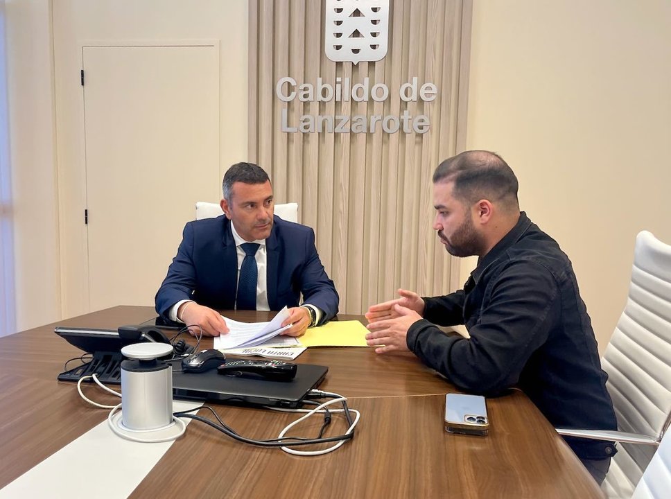 Oswaldo Betancort junto al consejero Jesús Machín.