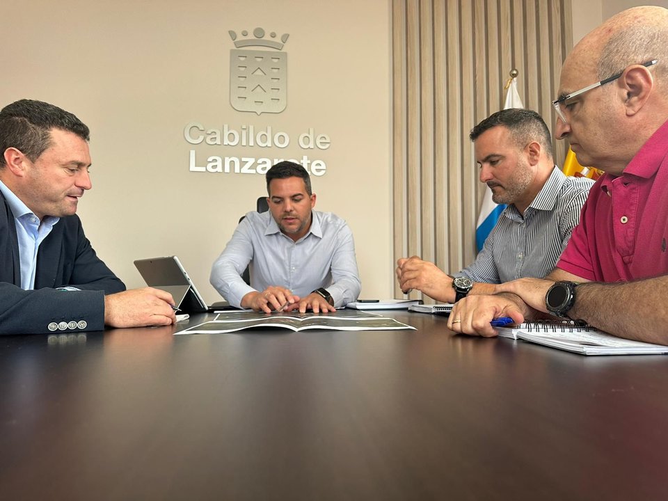 El vicepresidente junto al alcalde y al concejal de Obras de Yaiza.