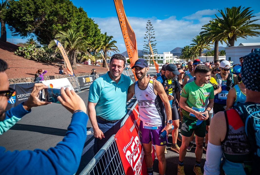 El atleta Albi Cedrés junto al alcalde de Yaiza.