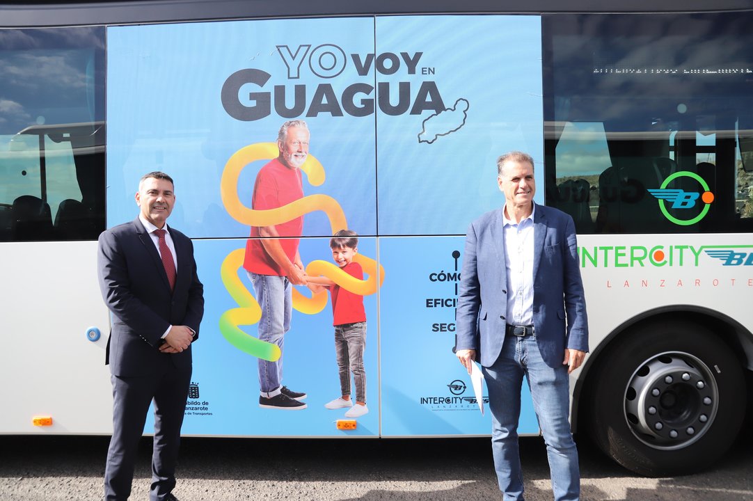 Oswaldo Betancort, junto al consejero de Transportes, Domingo Cejas.