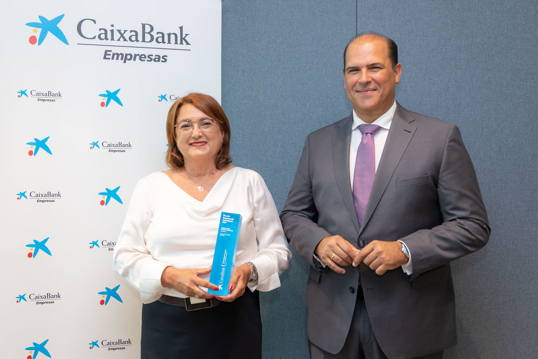 Esther Cabrera, ganadora del CaixaBank Premio Empresaria, y Manuel Afonso, director territorial de CaixaBank en Canarias.