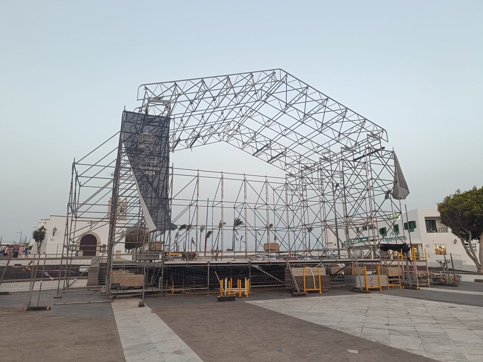 Escenario en medio de la plaza de Playa Blanca este domingo. Imagen: PP Yaiza.