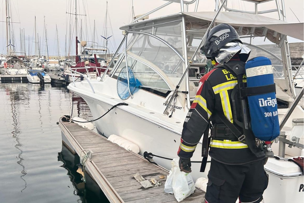 Yate incendiado en Puerto Calero.